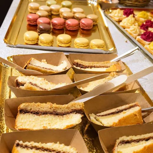 Buffet sucré de macarons et de parts de gâteau préparé pour une soirée privée au Repaire du Phoenix, bar à jeux à Montauban