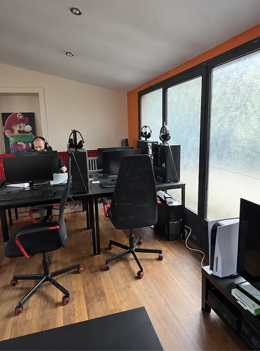 L’espace PC gaming du Repaire du Phoenix à Montauban et ses postes de jeu