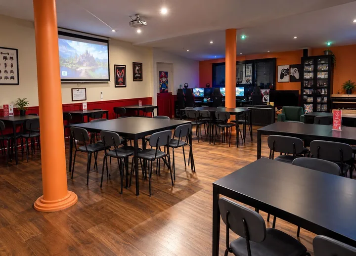 Le Foyer, la grande salle du Repaire du Phoenix à Montauban, ses tables de jeu et ses consoles