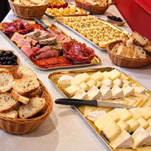 Plateaux de charcuterie, de fromages et de pain pour un buffet d'événement privé au Repaire du Phoenix à Montauban